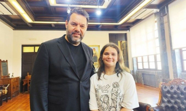 Ρόδος: Βραβεύτηκε 13χρονη μαθήτρια που βρήκε φάκελο με χρήματα και τον παρέδωσε