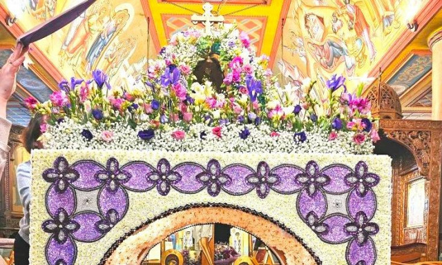 Ο Επιτάφιος-κόσμημα της Ουρανούπολης – Πάνω από 200.000 χάντρες και 30.000 χρυσάνθεμα