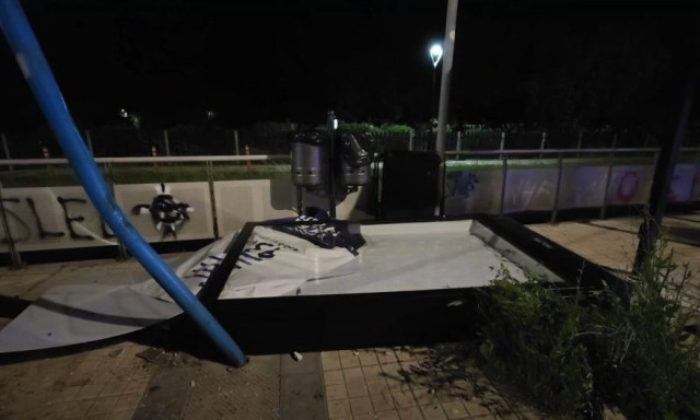 Τροχαίο στην Παραλιακή: SUV «καρφώθηκε» πάνω σε στάση λεωφορείου – Δείτε βίντεο