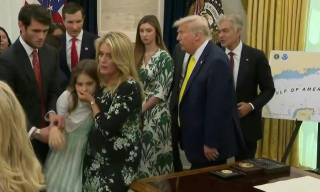 Λιποθύμησε νεαρό κορίτσι κατά τη διάρκεια ομιλίας του Τραμπ στο Οβάλ Γραφείο – Βίντεο