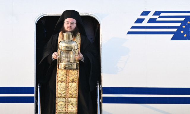 Άγιο Φως: Με λαμπρότητα η άφιξη του στην Ελλάδα - Πώς θα «ταξιδέψει» σε όλη την επικράτεια