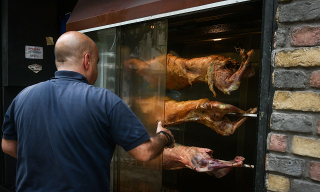 Πάσχα: «Sold out» οι ταβέρνες σε Αθήνα και Θεσσαλονίκη για το εορταστικό τραπέζι