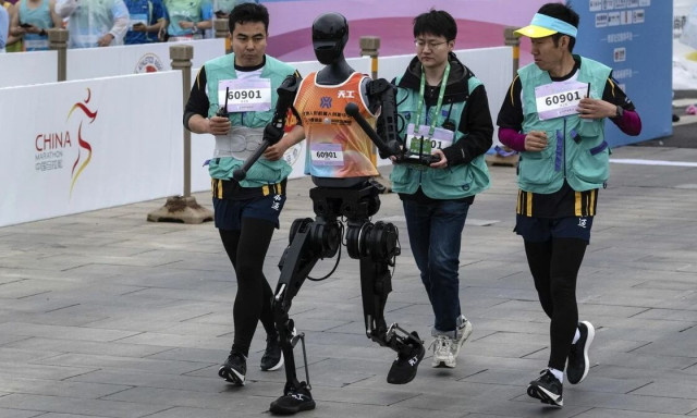 Γράφτηκε ιστορία: Ρομπότ εναντίον ανθρώπου σε ημιμαραθώνιο