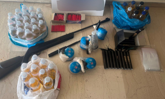 Σπίτια – «οπλοστάσια» στην Κόρινθο: Κροτίδες, εκρηκτικοί μηχανισμοί και αεροβόλο