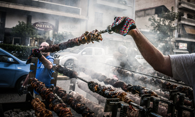 Με τι καιρό θα σουβλίσουμε – Σε ποιες περιοχές αναμένονται βροχοπτώσεις