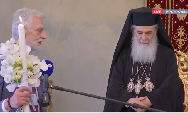 Άγιο Φως: Η παράδοση στην ελληνική αποστολή από τον Πατριάρχη Ιεροσολύμων Θεόφιλο Γ’