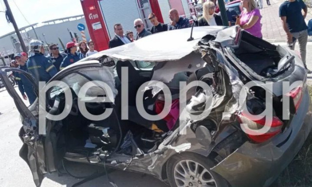 Πάτρα: Σφοδρή σύγκρουση ΙΧ με τρένο - Απεγκλωβίστηκε η οδηγός