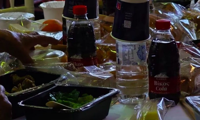 Πασχαλινό γεύμα για ευάλωτους από τον δήμο Αθηναίων - «Είμαστε όλοι μια οικογένεια»