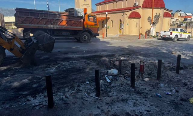 Ηράκλειο: Μαζί με τον "Ιούδα", έκαψαν και κάδους απορριμμάτων, παγκάκια και φανάρια