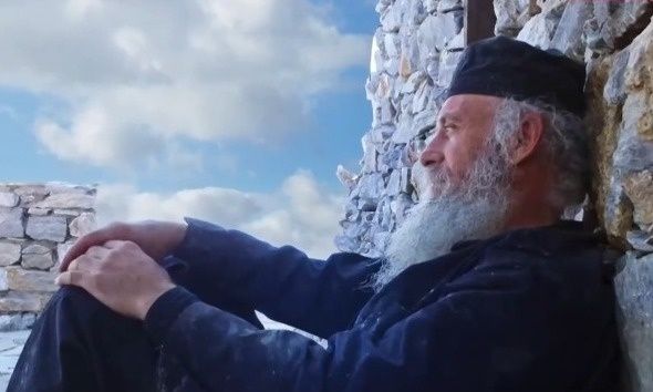 Άγιο Όρος: Συγκινεί ο μοναχός που υψώνει την ελληνική σημαία κάθε Κυριακή του Πάσχα