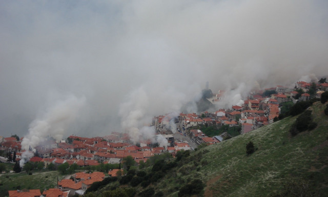 Κυριακή του Πάσχα: Η Αράχωβα «καίγεται» -Εντυπωσιακές εικόνες από το ψήσιμο των αρνιών στους λάκκους