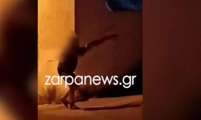 Τρόμος στα Χανιά: Ημίγυμνος ηλικιωμένος βγήκε στους δρόμους και ξεκίνησε να πυροβολεί