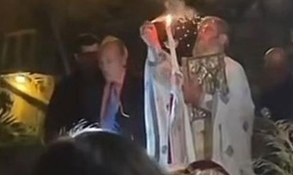 Κεφαλονιά: Παπάς πετά δυναμιτάκι μετά το «Χριστός Ανέστη» και γίνεται viral - Δείτε βίντεο