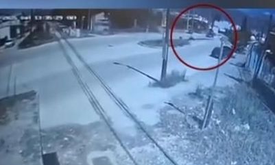 Τροχαίο στην Πάτρα: Η στιγμή που το ΙΧ περνά την μπάρα και χτυπά στο τρένο - Στο νοσοκομείο η οδηγός