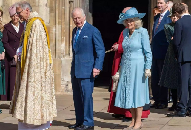 Βασιλιάς Κάρολος: Στην πασχαλινή λειτουργία με την Καμίλα - Απουσίαζαν Ουίλιαμ και Κέιτ
