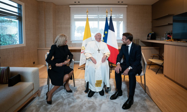 Μακρόν για Πάπα Φραγκίσκο: «Ήθελε η Εκκλησία να φέρει χαρά και ελπίδα στους φτωχότερους»