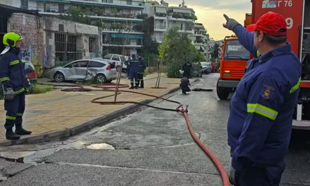 Μεγάλη κινητοποίηση της Πυροσβεστικής για φωτιά σε αποθήκη στη Ριζούπολη