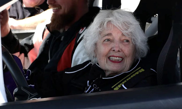 ΗΠΑ: 83χρονη έκανε το όνειρο της πραγματικότητα - Οδήγησε αγωνιστικό αυτοκίνητο για πρώτη φορά