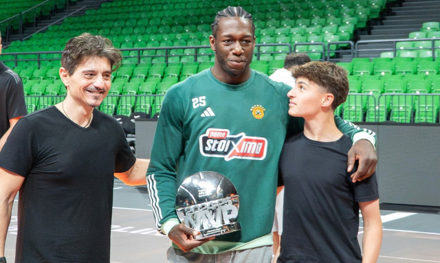 Ο Δημήτρης Γιαννακόπουλος και ο γιος του, Παύλος, παρέδωσαν το βραβείο στον Κέντρικ Ναν