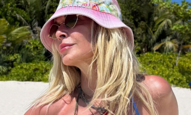 Άννα Βίσση: Με πολύχρωμο μπικίνι στις Φιλιππίνες