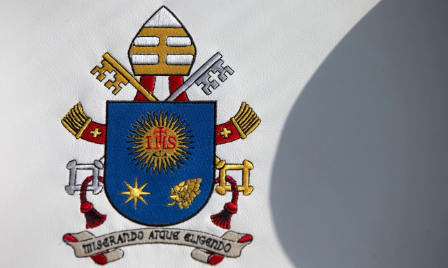 Τι συμβολίζει το οικόσημο του Πάπα Φραγκίσκου - Είχε μονόγραμμα του Ιησού στα ελληνικά