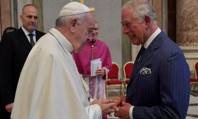 Βασιλιάς Κάρολος για Πάπα Φραγκίσκο: «Μέσα από το έργο του άγγιξε τις ψυχές αμέτρητων ανθρώπων»