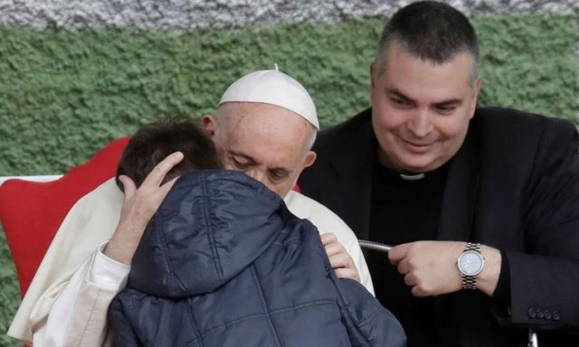Πάπας Φραγκίσκος: Η στιγμή που αγκάλιασε ένα αγόρι που έκλαιγε για τον νεκρό άθεο πατέρα του
