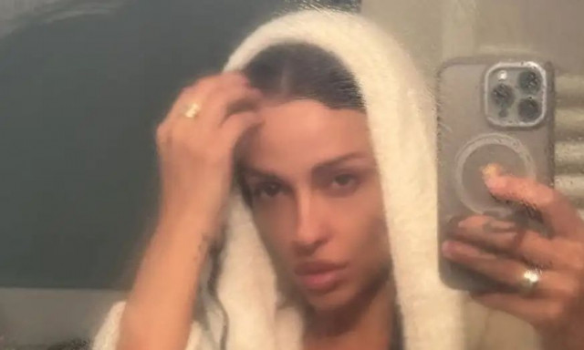 Ελένη Φουρέιρα: Ποζάρει φορώντας μόνο το μπουρνούζι της στο μπάνιο της