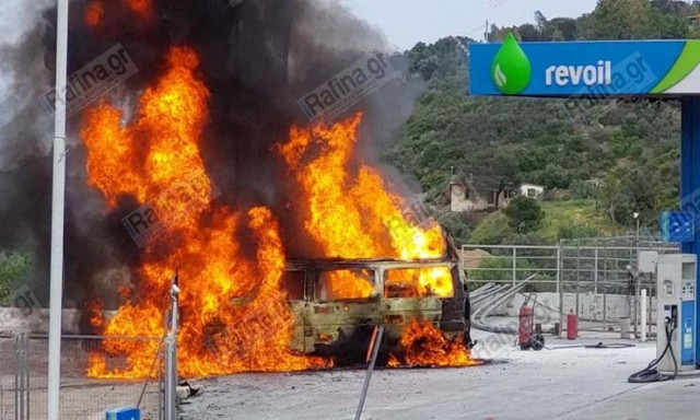 Ραφήνα: Βαν τυλίχθηκε στις φλόγες σε βενζινάδικο - Δύο άτομα τραυματίστηκαν ελαφρά