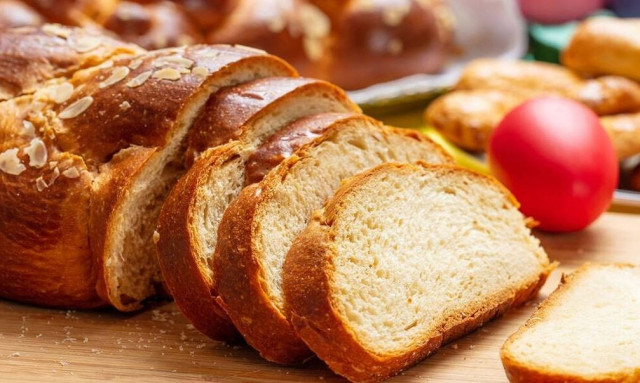 Πασχαλινό τσουρέκι: Εύκολη και γρήγορη συνταγή για να αξιοποιήσετε ό,τι περίσσεψε