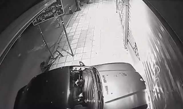 Θεσσαλονίκη: Τρελή πορεία για ΙΧ – «Καρφώθηκε» σε βιτρίνα καταστήματος