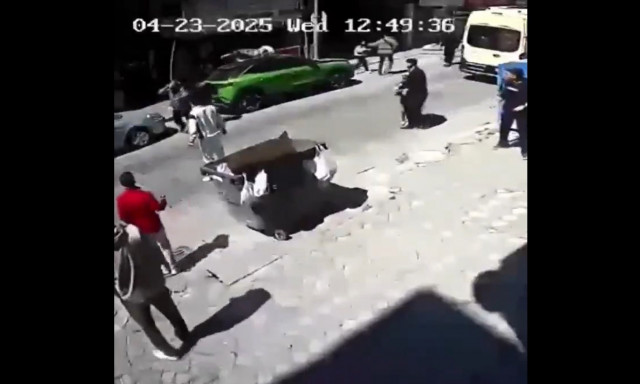 Σεισμός στην Κωνσταντινούπολη: Πολίτης πηδά από μπαλκόνι για να σωθεί - Βίντεο ντοκουμέντο