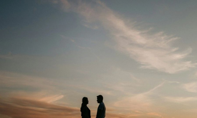 Νέα μελέτη αποκαλύπτει ότι οι γυναίκες καταλαβαίνουν αν τους αρέσει κάποιος μόνο από το άρωμά του