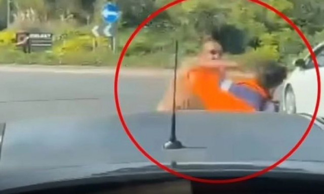 Λονδίνο: Οδηγοί άφησαν τα αμάξια και «πλακώθηκαν» με μπουνιές στη μέση του δρόμου