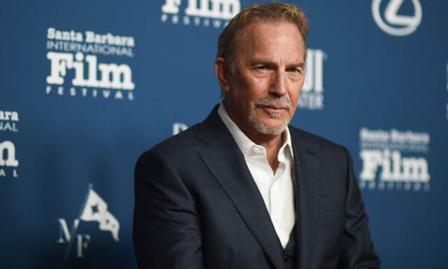 Κέβιν Κόστνερ: Αποκαλύφθηκε η γυναίκα που εντοπίστηκε δίπλα στον ηθοποιό σε έξοδο στο Λος Άντζελες