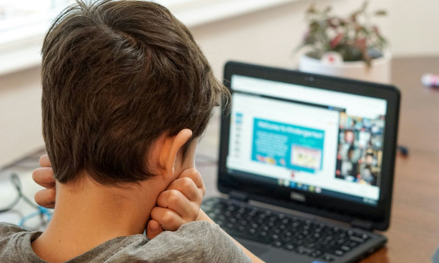 Βρετανία: Εξετάζουμε την επιβολή νέων μέτρων για την προστασία των παιδιών στο διαδίκτυο