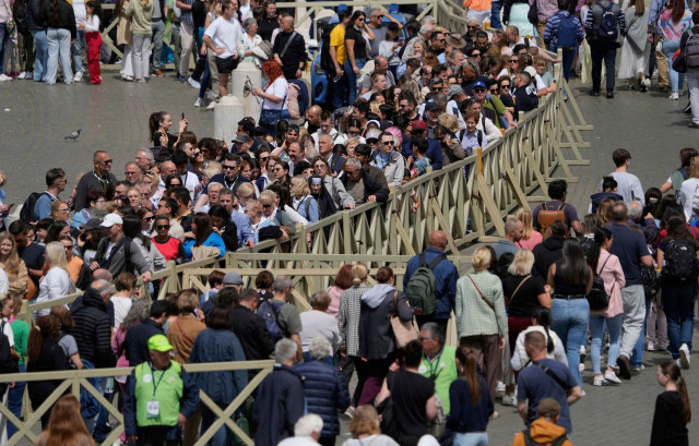 Ιταλία: Πάνω από 90.000 άνθρωποι απέτισαν φόρο τιμής στον πάπα Φραγκίσκο μέχρι το βράδυ της Πέμπτης