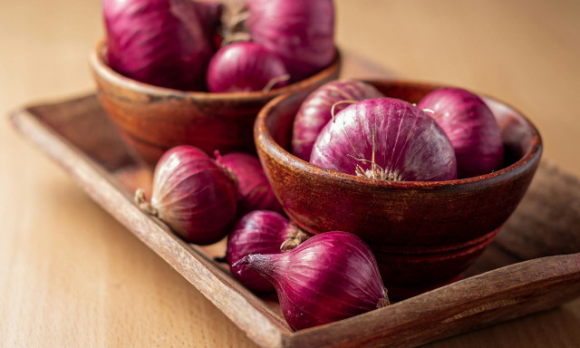 Κρεμμύδια: Γιατί δεν πρέπει ποτέ να τα διατηρείτε στο ψυγείο