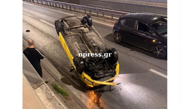 Τροχαίο στην Κηφισίας: Ταξί αναποδογύρισε στο «δαχτυλίδι» του Μαρουσίου