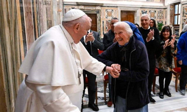 Ποια είναι η μοναχή που έσπασε το πρωτόκολλο και έκλαψε μπροστά στο σώμα του Πάπα Φραγκίσκου