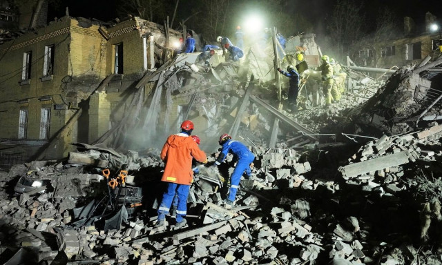 Ουκρανία: Τουλάχιστον 2 νεκροί και πάνω από 50 τραυματίες από τη ρωσική πυραυλική επίθεση στο Κίεβο