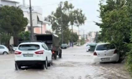 Σφοδρή καταιγίδα στην Αττική: Πλημμύρισαν οι δρόμοι - Έντονη χαλαζόπτωση στο Χαλάνδρι