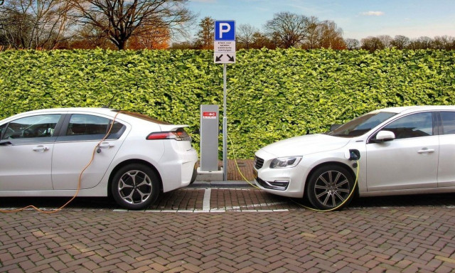 Ηλεκτρικά αυτοκίνητα: Οι περισσότερες χώρες της ΕΕ έχουν μείνει πίσω στις υποδομές φόρτισης