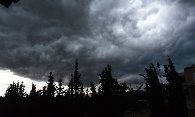 Καιρός: «Ψυχρή λίμνη» φέρνει βροχές και καταιγίδες – Πόσο θα κρατήσουν τα έντονα φαινόμενα