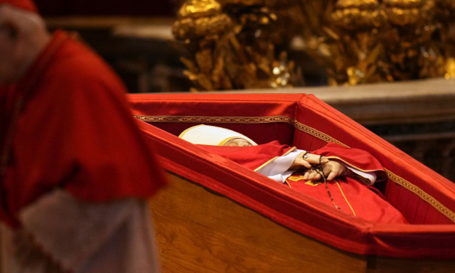 Βατικανό: 61.000 πιστοί απέτισαν φόρο τιμής στον πάπα Φραγκίσκο έως το μεσημέρι