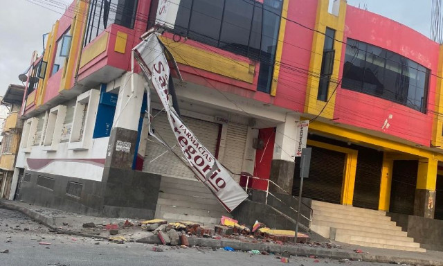 Σεισμός στον Ισημερινό: Σάρωσε τα πάντα ο Εγκέλαδος - Μεγάλες καταστροφές σε κτήρια