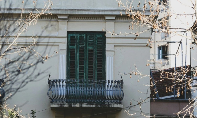 Τρομερό: 80χρονη έπεσε από διαμέρισμα έκτου ορόφου και δεν έπαθε τίποτα