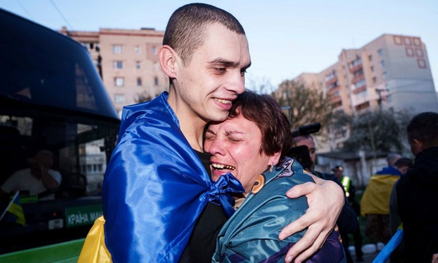 Oυκρανία: Προσφέρει γενναιόδωρους μισθούς, μπόνους και άτοκο στεγαστικό δάνειο στους νεοσύλλεκτους