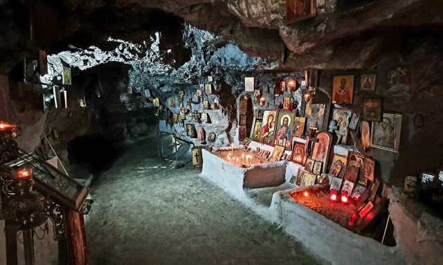 Δράμα: Εκεί που το βουνό συναντά την πίστη και το αγίασμα αναβλύζει μέσα σε μια σπηλιά