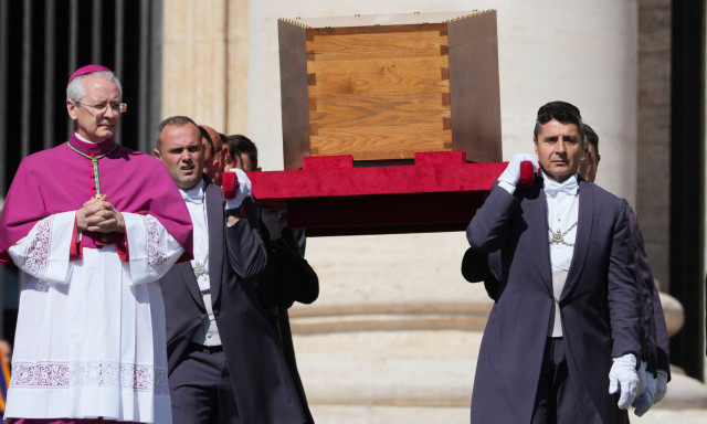 Βατικανό: Η στιγμή που ψάλλεται το «Χριστός Ανέστη» στην κηδεία του Πάπα Φραγκίσκου - Βίντεο